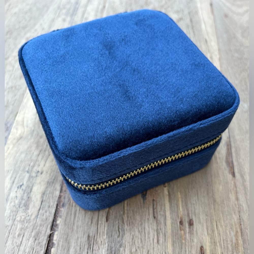 Benevolence Los Angeles Plush Velvet Square Jewelry Box, Navy NWOT